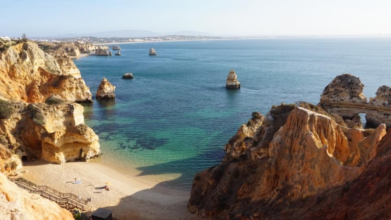 Scogliere assolate, sabbia e acqua a Lagos, Portogallo
